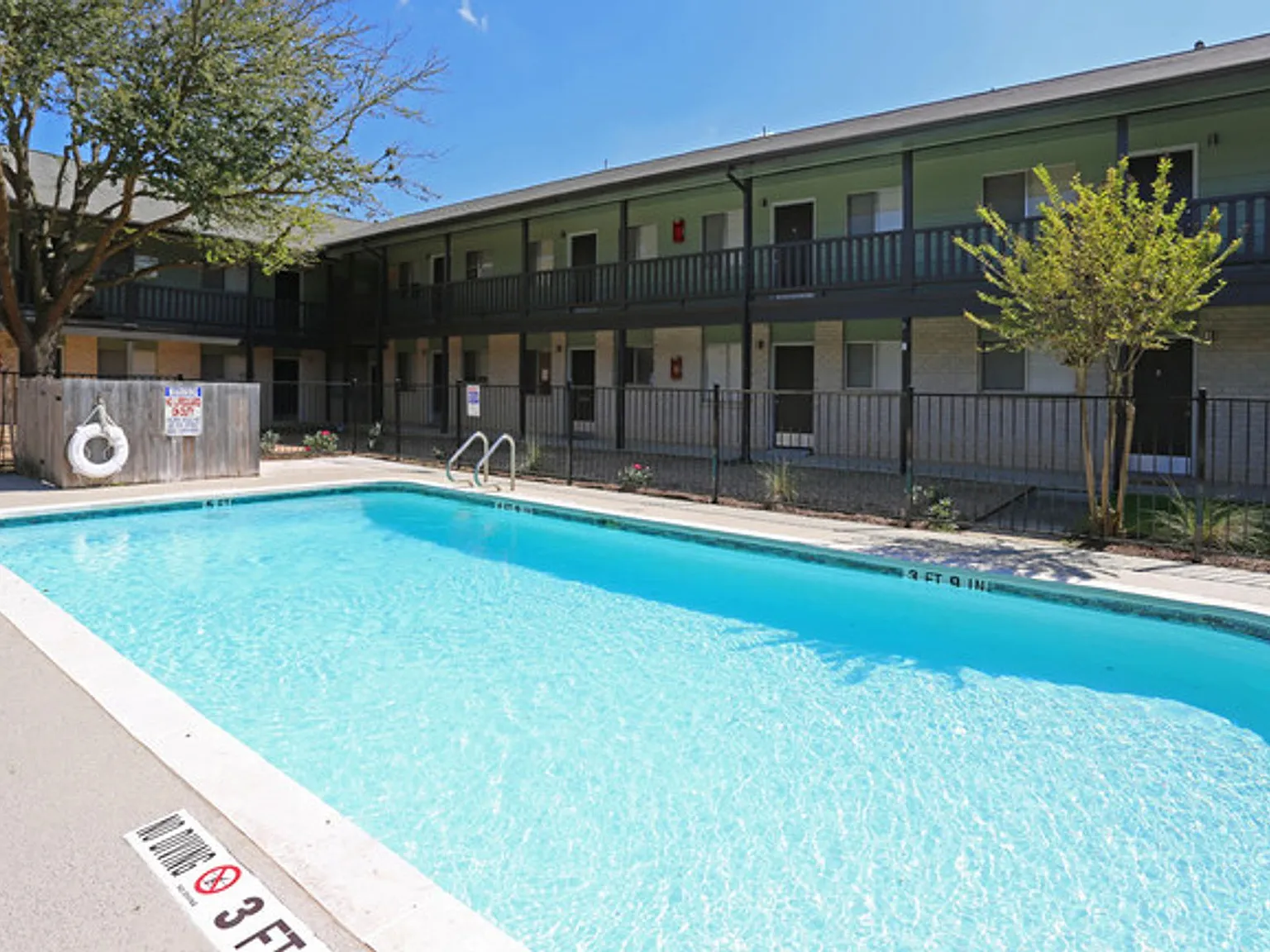 Robinson Manor Apartments — Photo 1