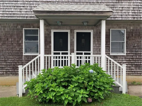 28 Angell Rd, Narragansett, RI 02882