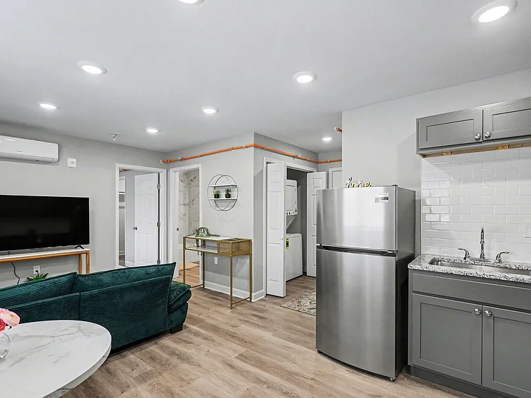 Mayfair Apartments — Photo 9