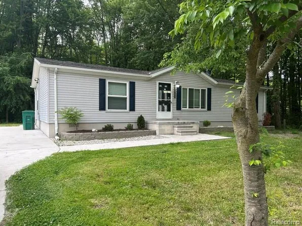 27665 Hiller St, Harrison Township, MI 48045