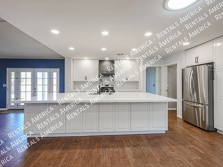 1360 W Esplanade St — Photo 8