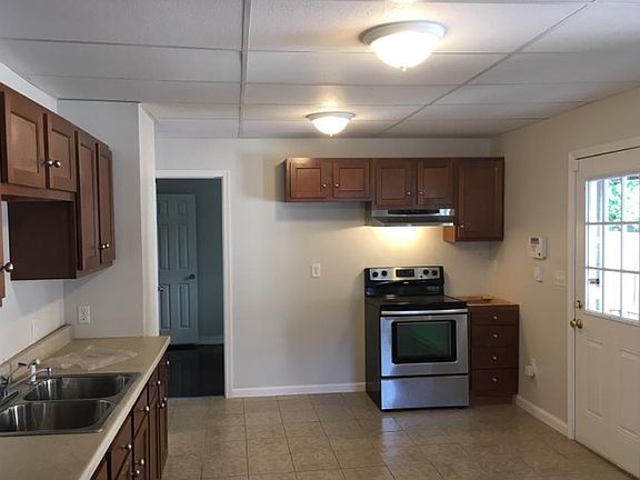 All ceramic tile and stainless appliances