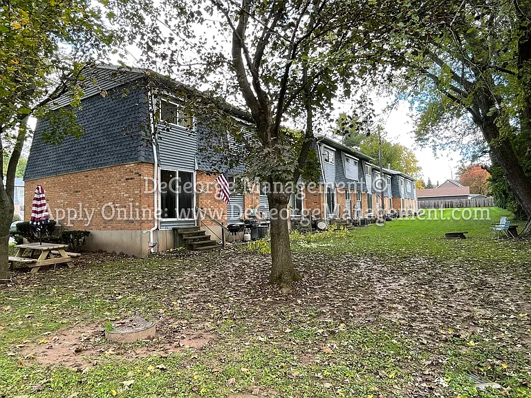 Woodside Court Apartments — Photo 6