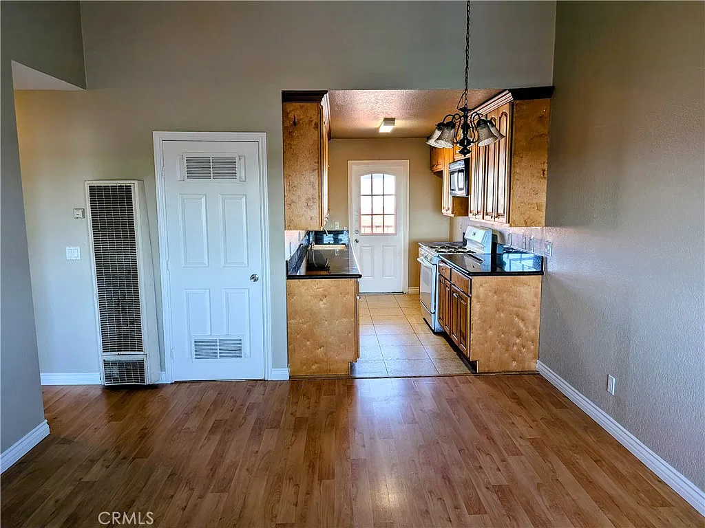2 bed, 760 sqft, $2,300 — Photo 2