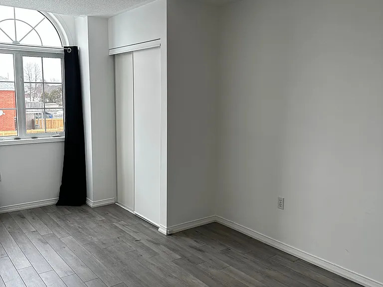 54 Henderson Cres — Photo 9