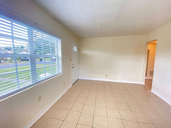 4th image of 819 S Mills Ave