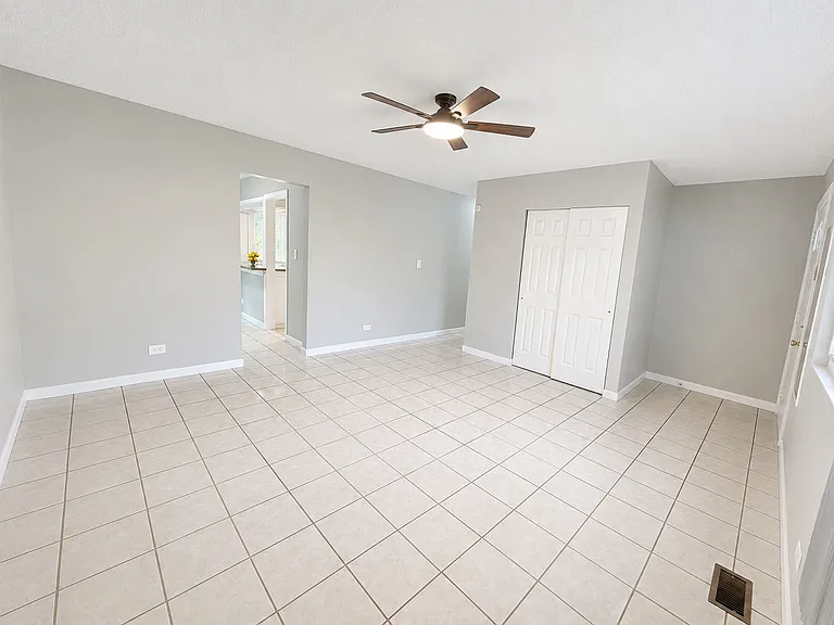 6847 Hawthorne Ln — Photo 7