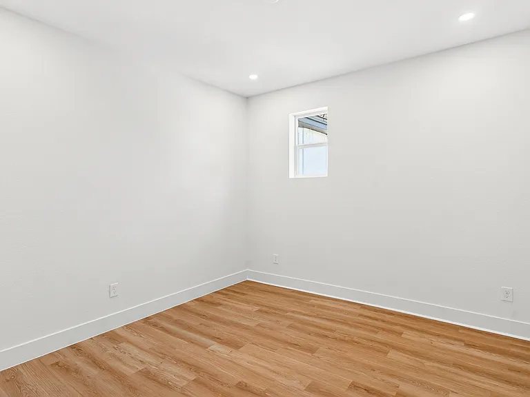 435 W 9th St #C — Photo 13