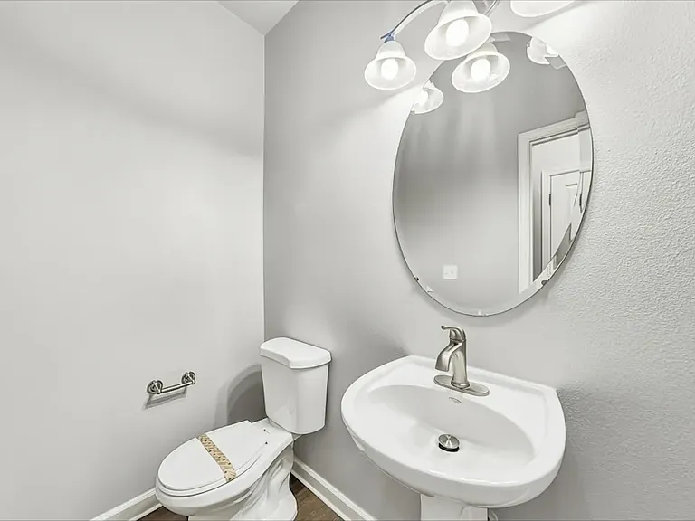 7621 Kodiak Ave NE — Photo 2