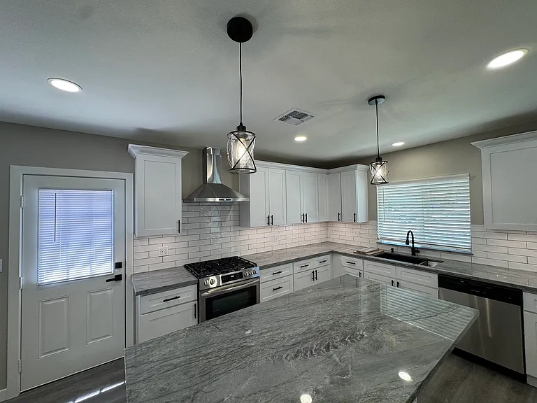 762 E Hillcrest Dr — Photo 8