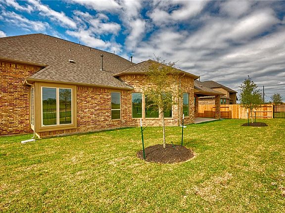 Located on 1508 in Laurel Park - 80's in Spring, TX