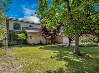 734 Meadowlark Ln, Yreka, CA 96097