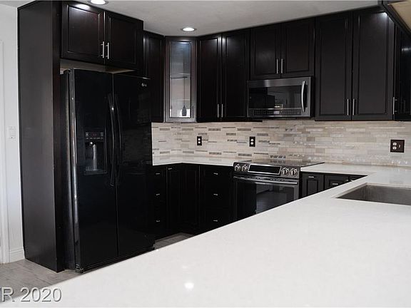 3rd image of 6108 Dayton Cir