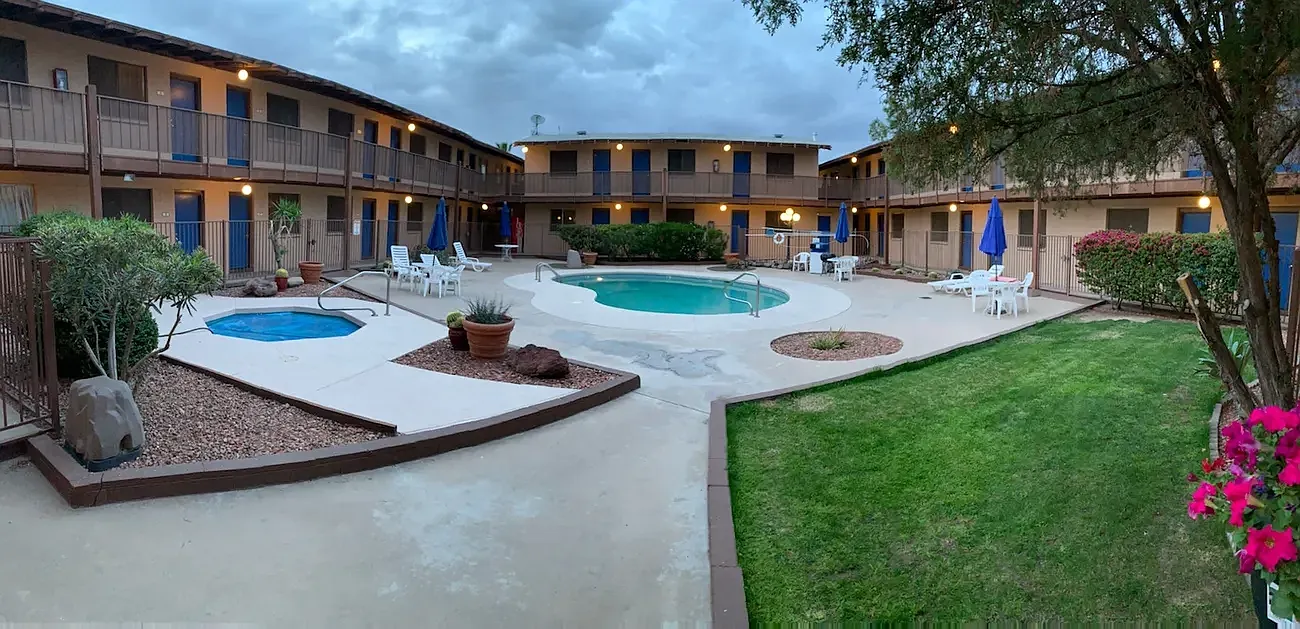 La Petite Chateau Apartments — Photo 1