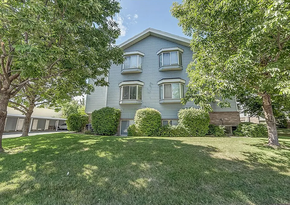 1541 N Riverside Ave #16
