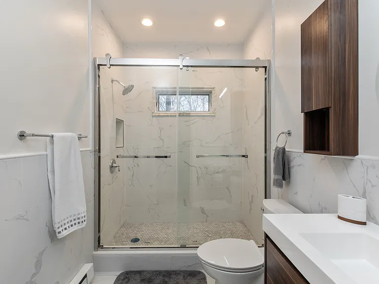 242 N Magee St — Photo 16