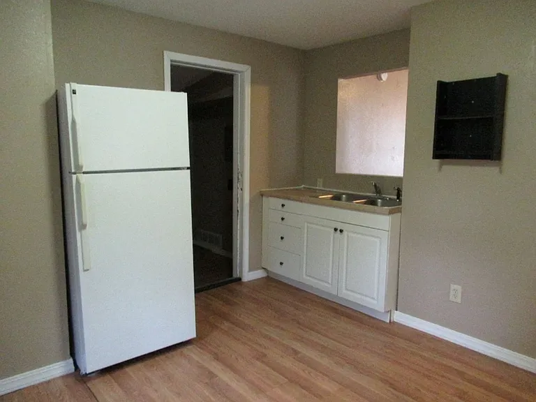 1320 Oak St — Photo 3