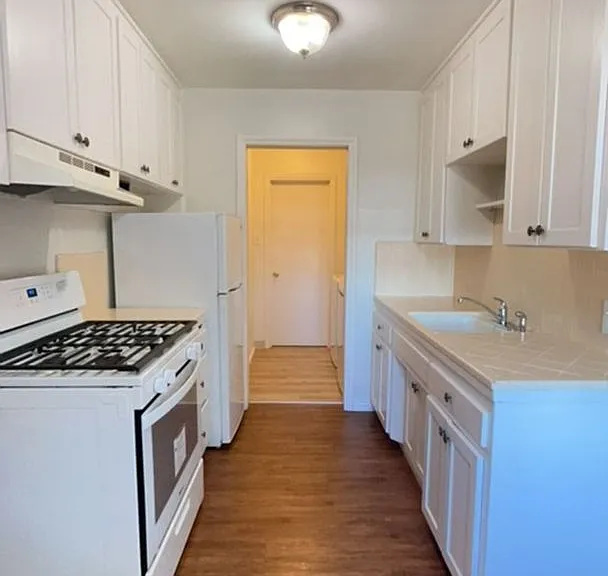 400 Ferrini Rd — Photo 2
