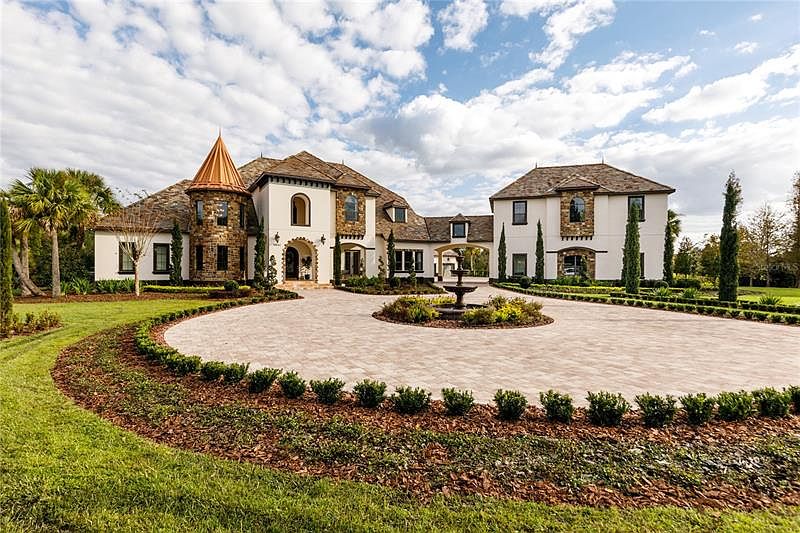On the market: Freeport home features oversized three-car garage