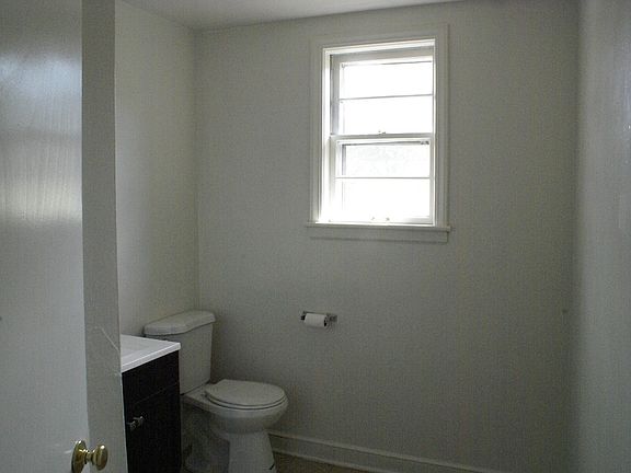 5th image of 512 Wentworth Ave NE