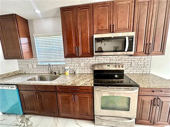 5th image of 464 Longwood Dr