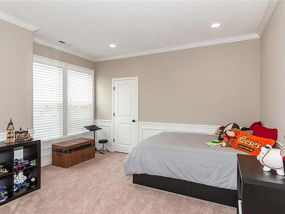 3rd image of 3981 Abbotsford Dr