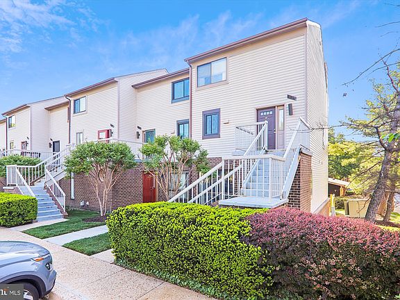 2nd image of 3133 Hawthorne Dr NE #3133