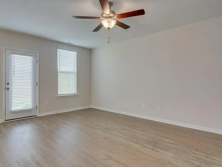 305 Norwich Dr — Photo 10