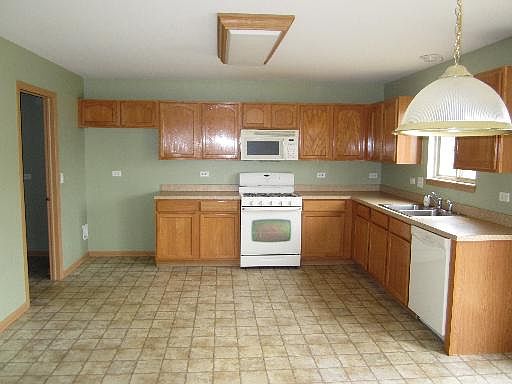 4th image of 15762 Rolland Dr