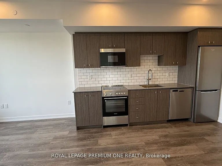 15 Wellington St S #2414 — Photo 3