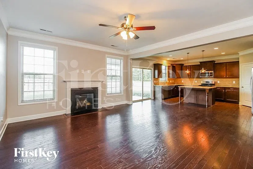 4 bed, 3.0 bath, 3000 sqft, $3,270 — Photo 2