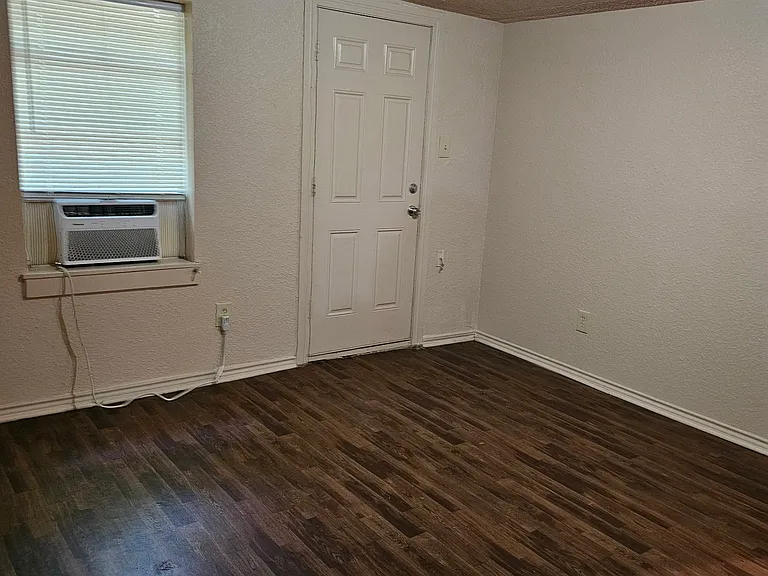 1306 E Houston Ave #C — Photo 7