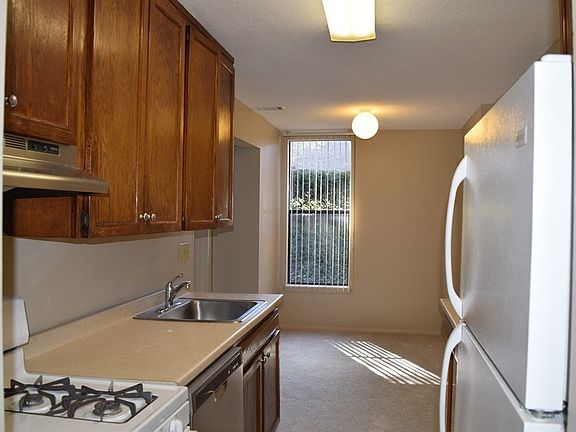 3rd image of 42 Shrewsbury Green Dr Unit B