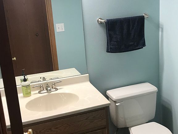 Main level 1/2 bathroom