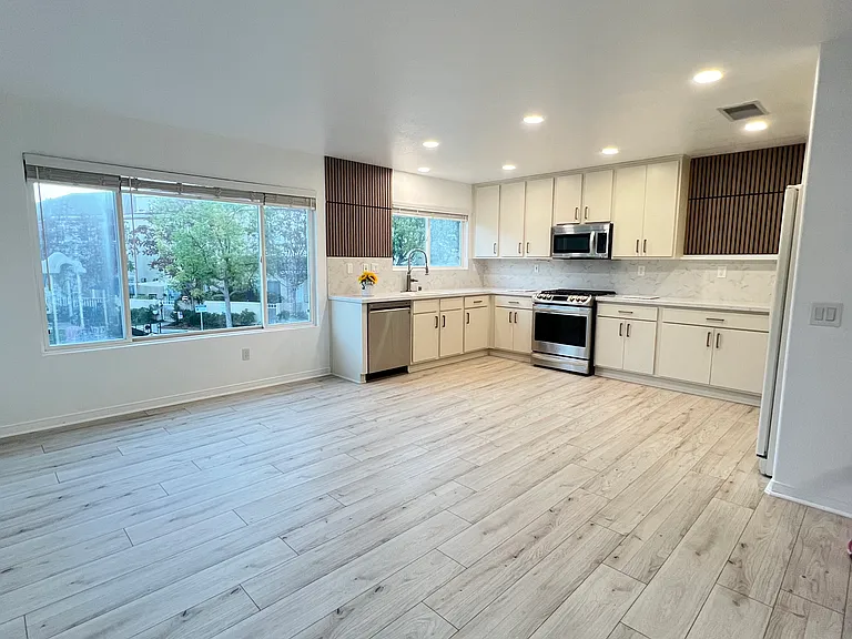 Massive kitchen!
