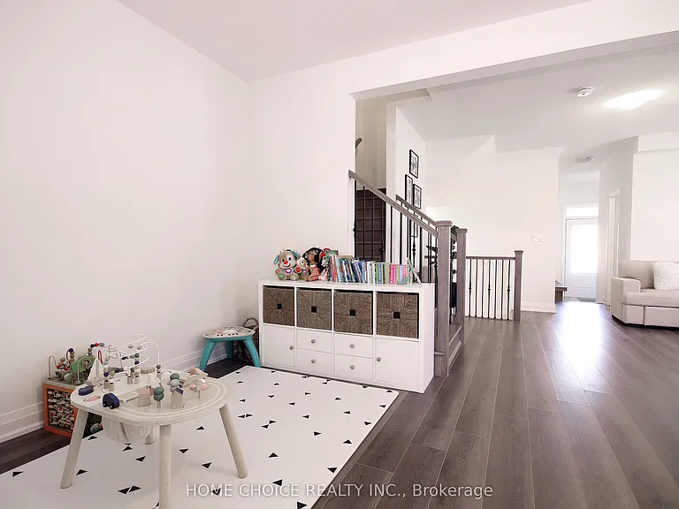 32 Ferragine Cres — Photo 13