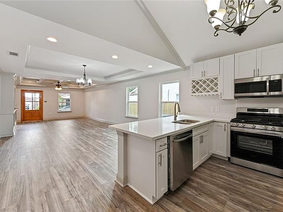 4th image of 9561 Palm St