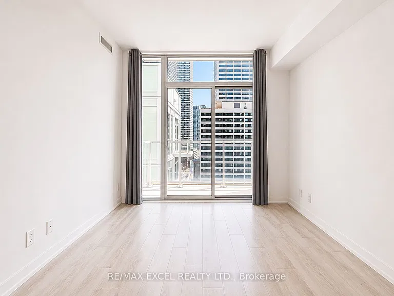 33 Helendale Ave #1012 — Photo 10