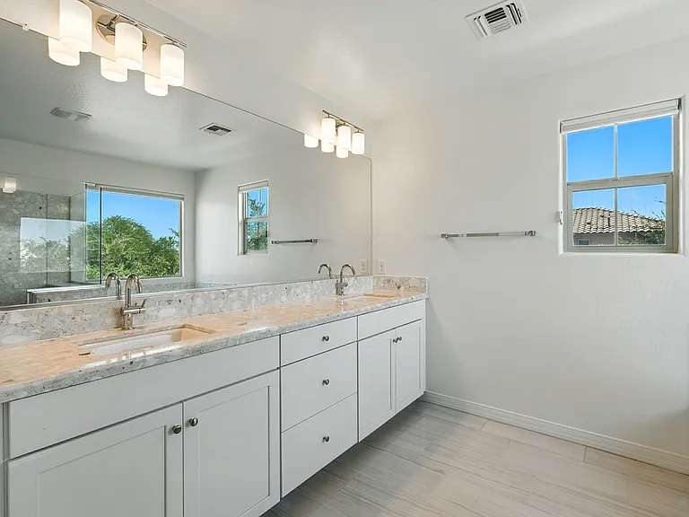 4644 E Beck Ln — Photo 32
