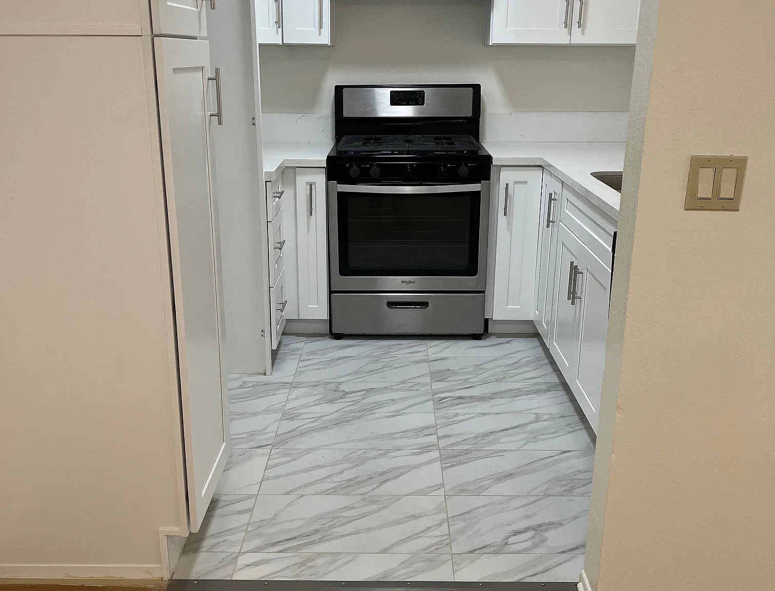 2 bed, 950 sqft, $2,690 — Photo 1
