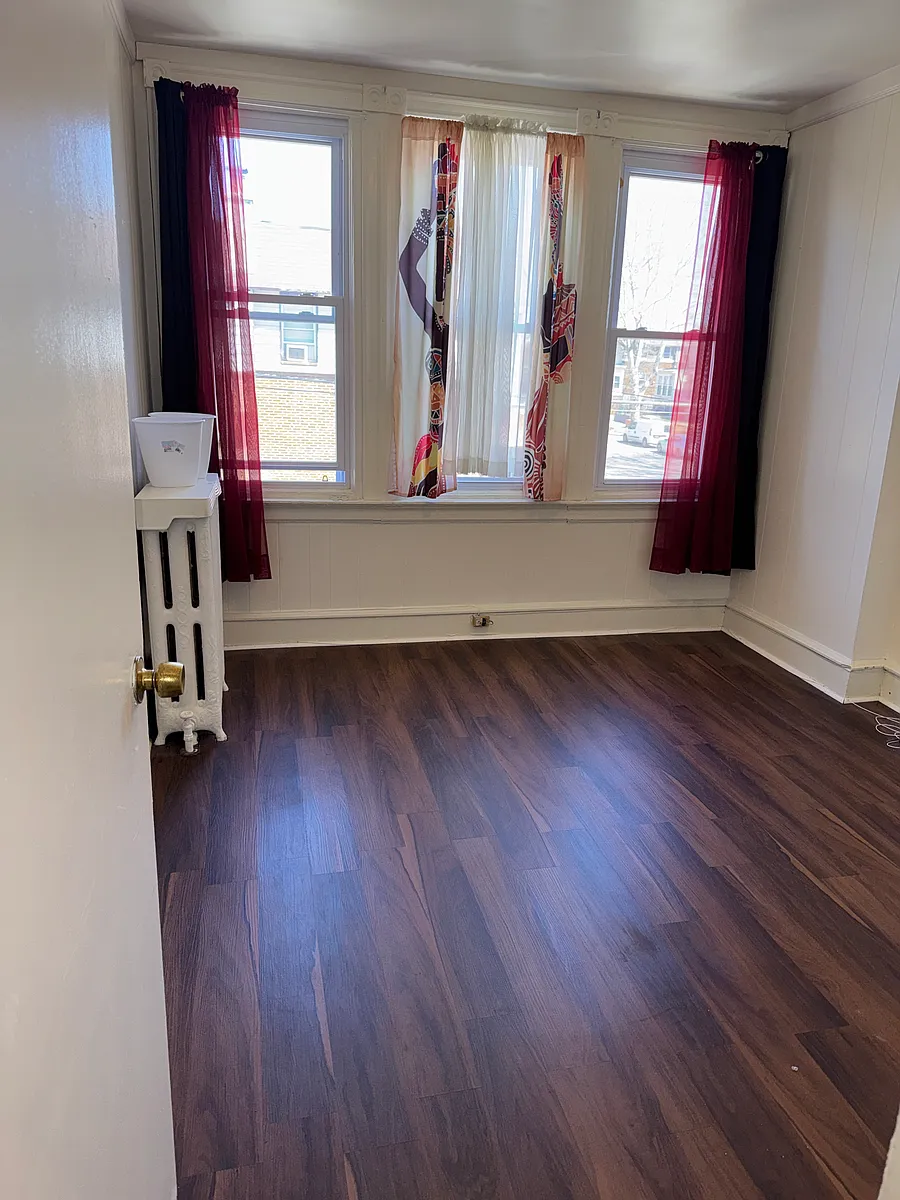 Middle Bedroom with closet. - 6001 W Jefferson St
