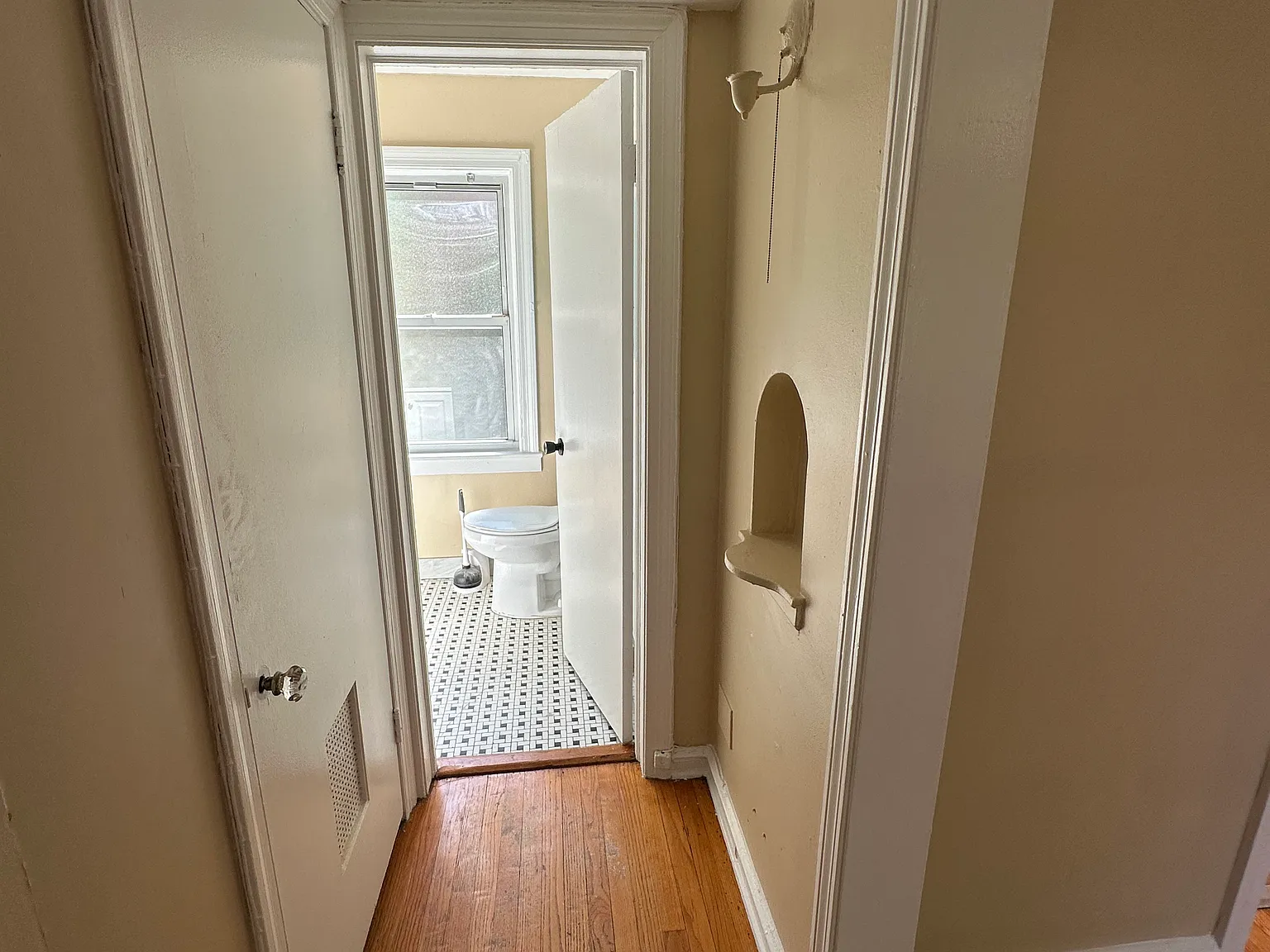 1 bed, 950 sqft, $1,300 — Photo 4