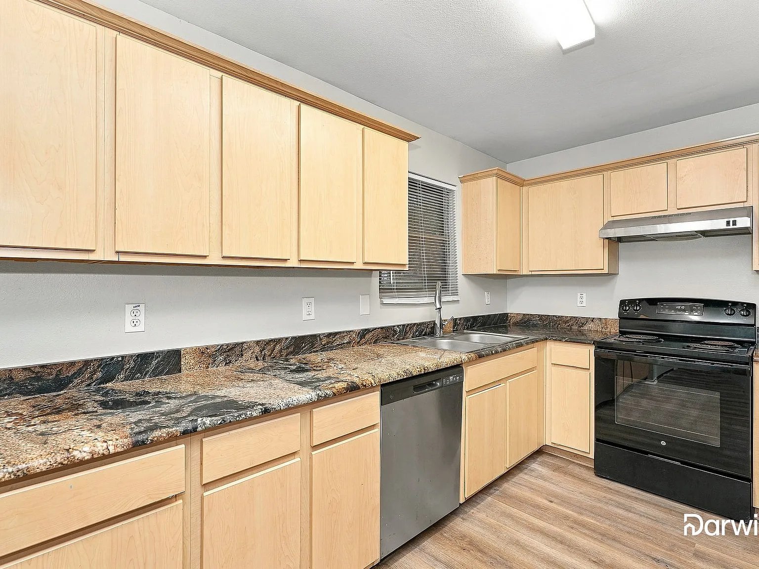 3 bed, 2.5 bath, 1347 sqft, $1,625 — Photo 3