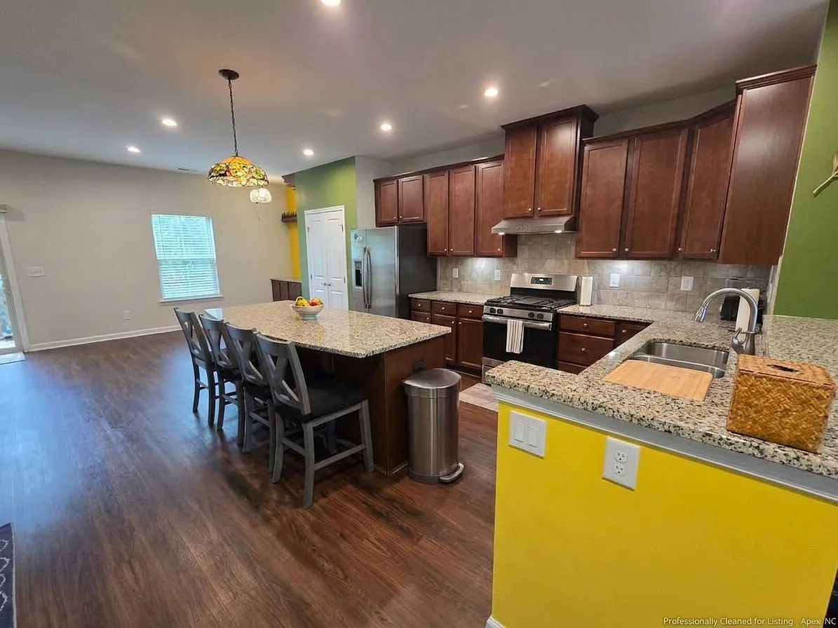 4 bed, 3.5 bath, 2418 sqft, $2,600 — Photo 4