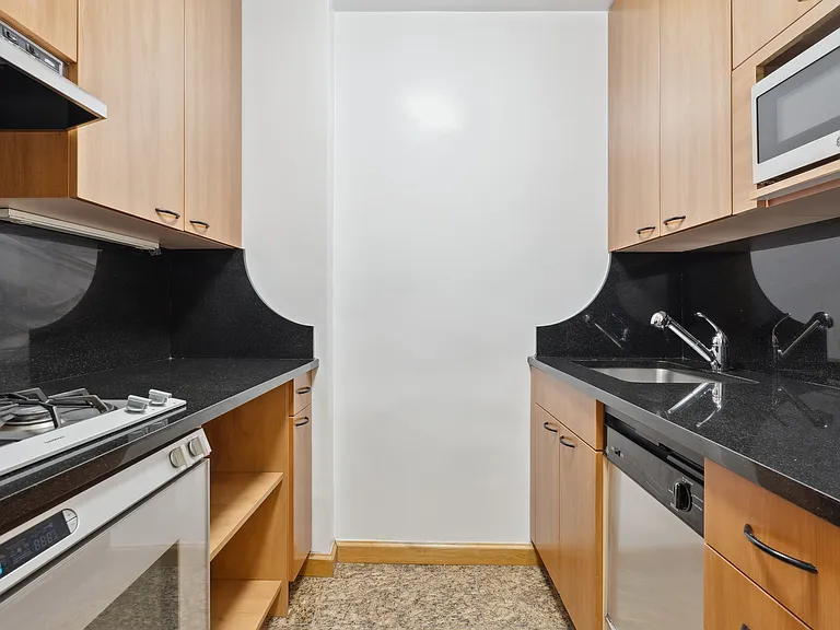 315 W 57th St #8B — Photo 5