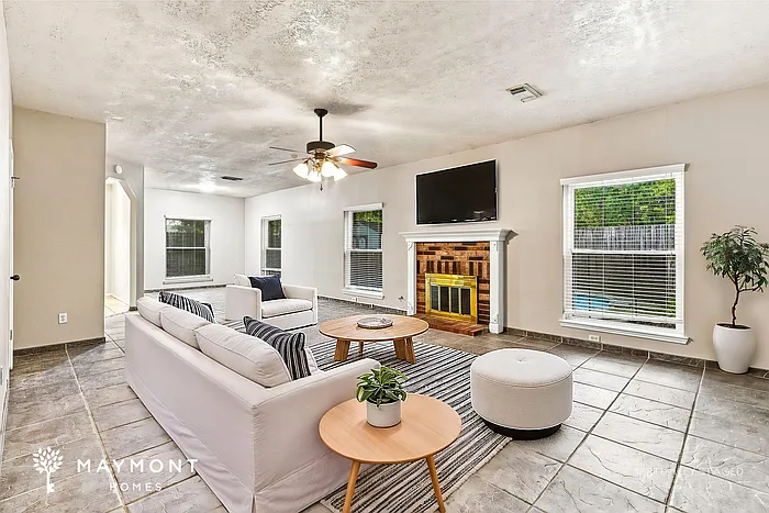 3 bed, 2.5 bath, 2511 sqft, $2,145 — Photo 4