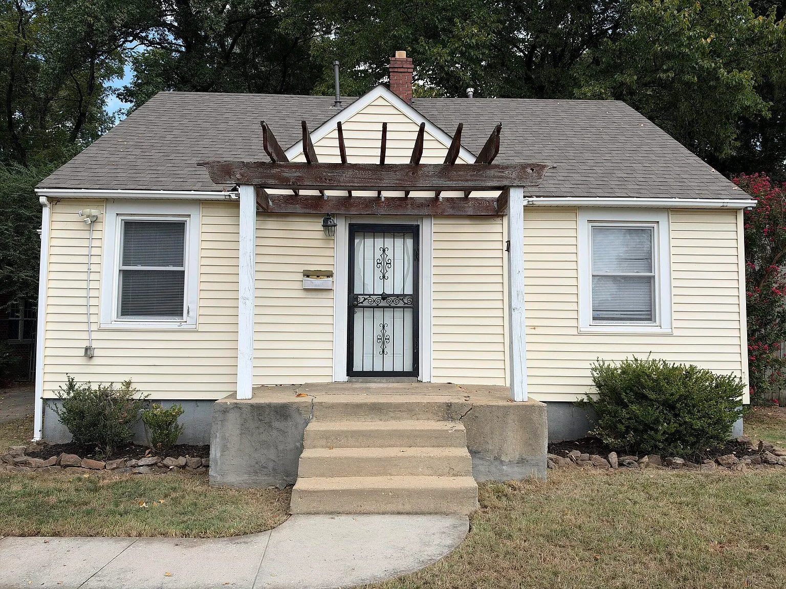 2 bed, 1.0 bath, 910 sqft, $1,100 — Photo 1
