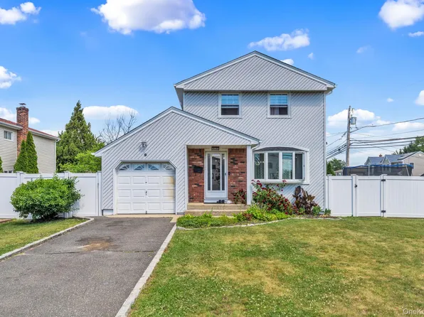 9 Nassau Avenue, West Babylon, NY 11704