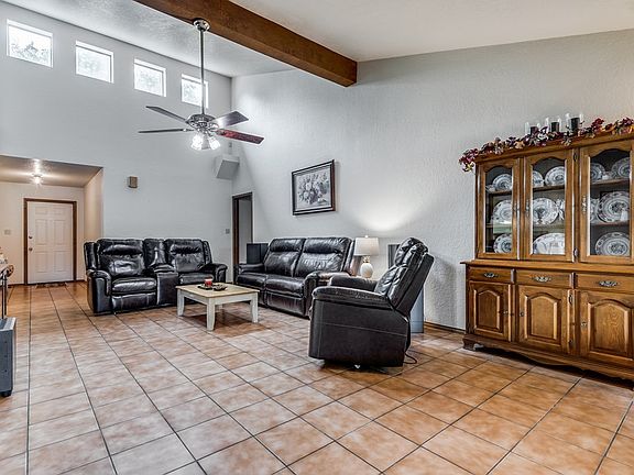 5th image of 104 S Bluebonnet Dr