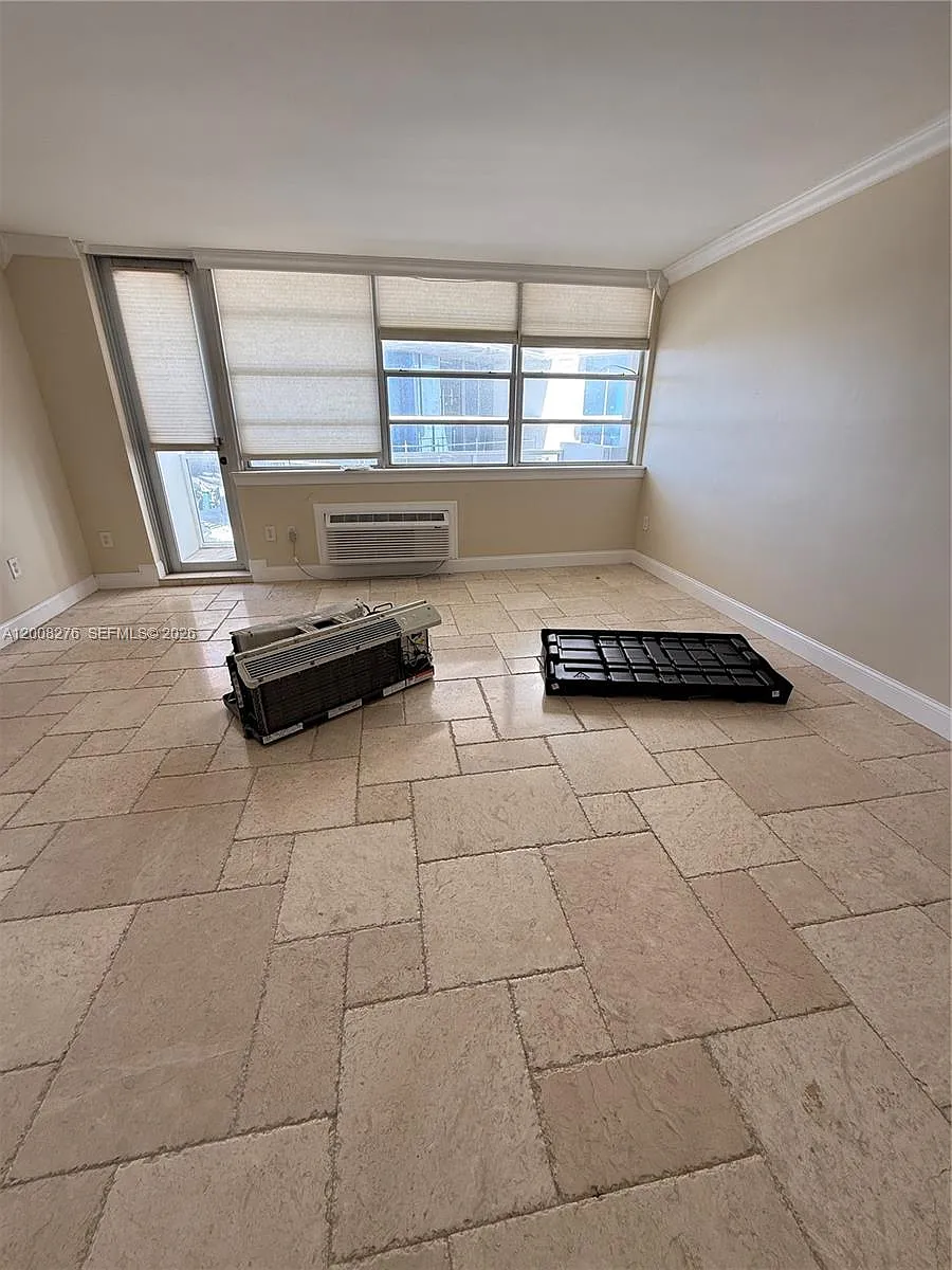 Building Photo - 5313 Collins Ave #801